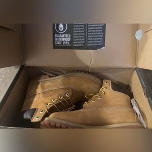 NWOT TIMBERLAND PREMIUM IN WATERPROOF BOOT WHEAT NUBUCK SIZE 4 JUNIORS